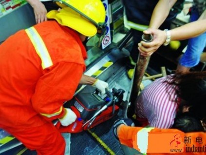 大人們，你們能不能帶好小孩乘扶梯！