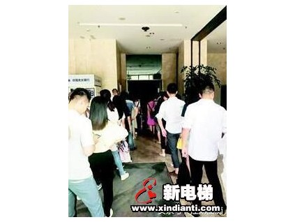 白領每天排隊半小時等電梯