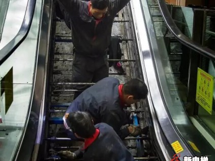 【電梯維修工】滿身油污為安全護航——扶梯拆解保養(yǎng)小記