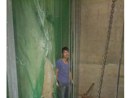 業(yè)主被困不但要打維保員還砸了電梯，天理何在？OTIS這樣的補償繩你見過嗎？