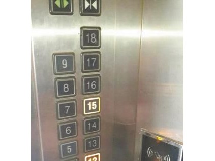 石家莊一小區(qū)坐電梯好比乘公交 上下樓還得付費