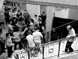 上周六，麗波樓7座的業(yè)主在一次加裝電梯的協商中發(fā)生沖突。報料人供圖