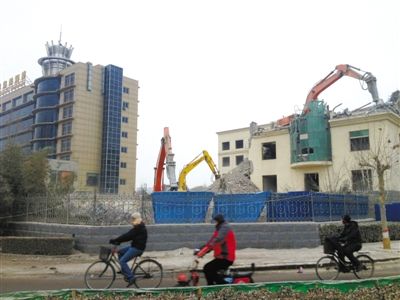 河北霸州環(huán)保大樓建成10年被拆 原址建五星賓館