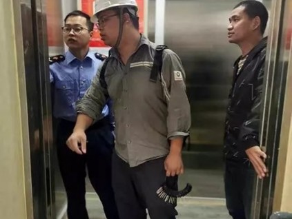 電梯施工工人被困電梯，灌云警方火速營(yíng)救