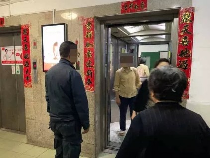 上海4萬(wàn)多臺(tái)小區(qū)老電梯，多少維修難難難？電梯驚魂，傷不起！