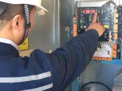 電梯內(nèi)蹦跳嬉戲打鬧，突然“墜梯”嚇懵頑童！