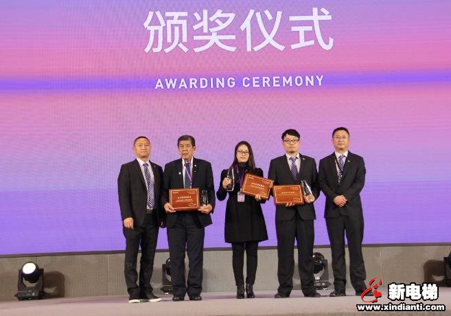 會(huì)議對(duì)辛苦付出并取得優(yōu)異成績(jī)的代理商進(jìn)行頒獎(jiǎng)。