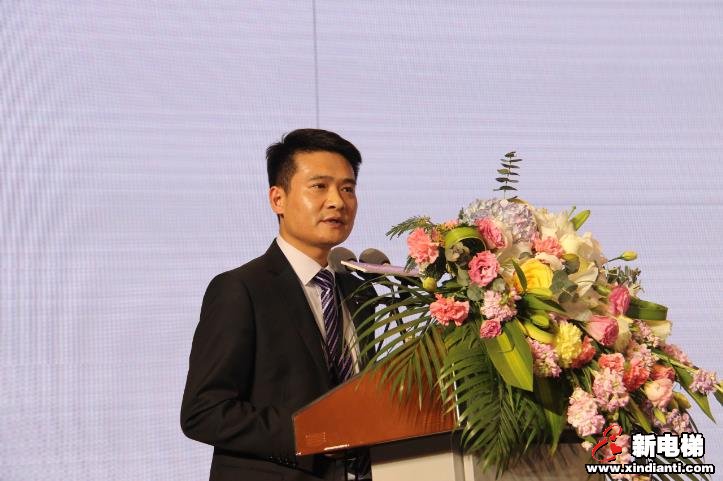 季磊經(jīng)理對(duì)產(chǎn)品進(jìn)行分析和講解。