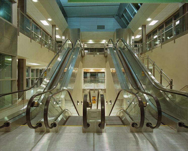 美國俄克拉荷馬州機場電梯及自動扶梯更新工程