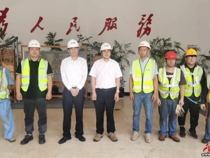 康力電梯董事長王友林現(xiàn)場慰問節(jié)日期間堅守一線的工程團隊