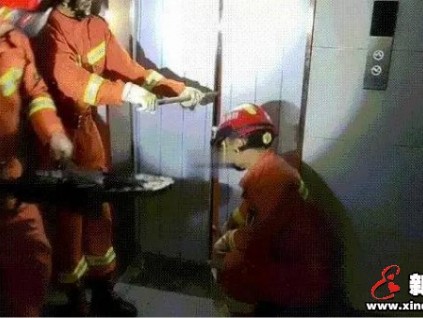 電梯又遭破拆！停電致乘客困梯，消防員用擴張鉗破拆救援！