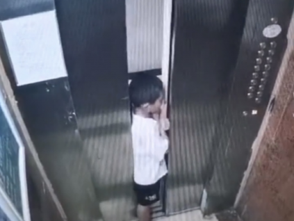 熊孩子戲玩電梯導致手被門夾，建議家長暴揍！