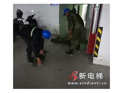 暴雨致電梯似河道，電梯人看著真糟心！