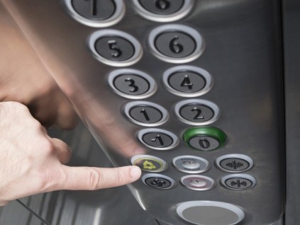 高層電梯“老齡化”，是否應(yīng)強(qiáng)制報廢？