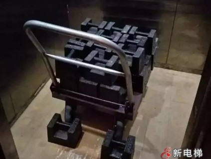 125?試驗(yàn)后電梯成這樣了！有幾臺(tái)老舊電梯能扛得?。? title=