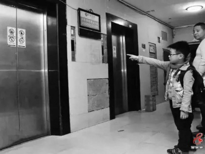 女子在電梯內摔傷，獲賠19萬余元，電梯公司無責任！