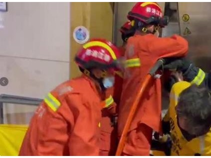 杭州一電梯突發(fā)困人，消防破拆電梯門，真實原因可能是超載