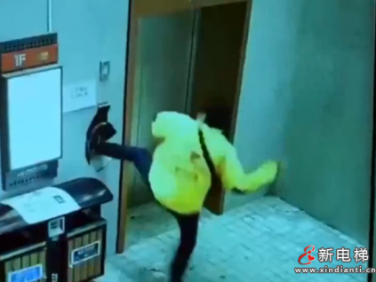狠人！湖北武漢一外賣小哥用腳“按”電梯，把墻壁踹出大洞