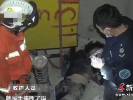 保安幫忙打開電梯門，女子找手機掉進去，這回物業(yè)要攤上事了