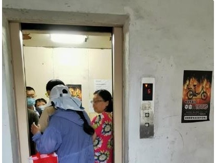 一個趴窩多時一個帶病運行，老樓電梯大修為何這么難？