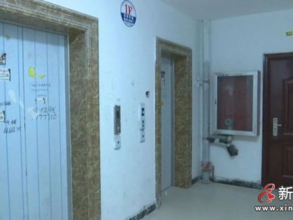 新房剛交付，電梯就被封！電梯公司聽聞，立馬來拆除電梯主板……