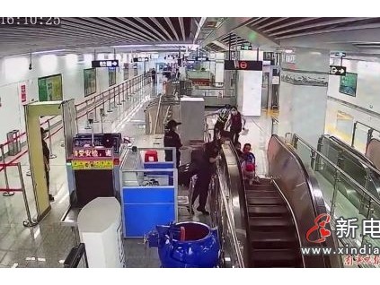 廣西南寧一小女孩乘坐電梯時(shí)摔倒，地鐵輔警縱身一躍救人