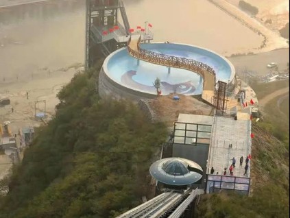 河北首個(gè)斜行電梯投入運(yùn)營(yíng)！轎廂外形是亮點(diǎn)?。? title=