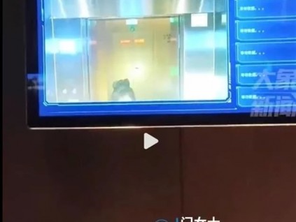 進電梯刷臉遭質(zhì)疑，一女子身高1米65，電梯間竟然跳躍5次才能刷臉成功