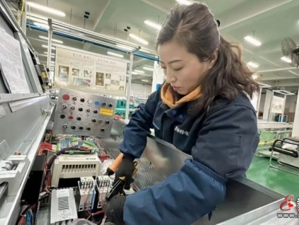 電梯“琴師”，巾幗力量！14朵璀璨“金花”，綻放在奮斗再崛起的大路上！