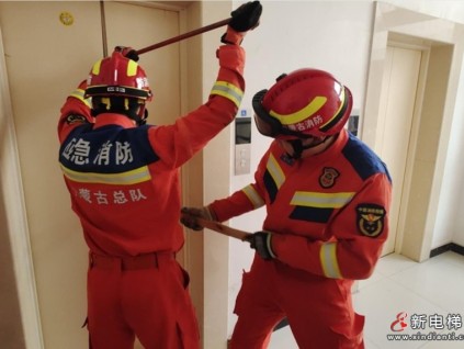 內(nèi)蒙古赤峰某小區(qū)電梯突發(fā)故障3人被困 消防緊急救援