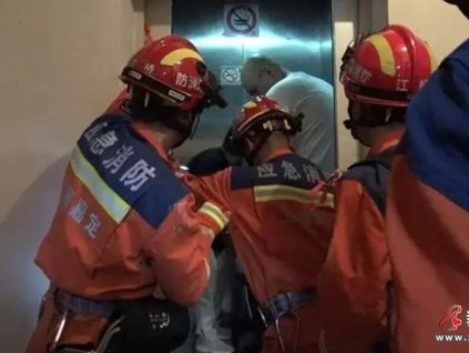 上海消防暖心救出小嬰兒，專業(yè)、安全、守護力滿滿！