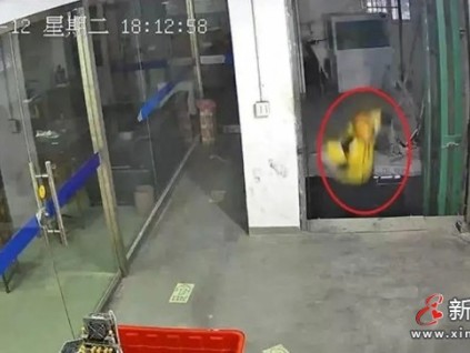 外賣小哥踩空墜入電梯井，當(dāng)事人發(fā)聲
