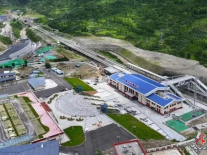 恒達(dá)富士電梯助力川青鐵路黃龍九寨站，為西部發(fā)展注入新動(dòng)能