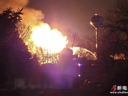 美國(guó)一小鎮(zhèn)運(yùn)輸糧食的升降設(shè)備起火引發(fā)糧倉(cāng)大規(guī)?；馂?zāi)