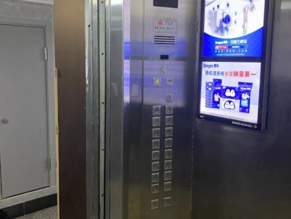 浙江杭州：電梯出故障誰都可能被困，能不能及時安慰里面的人？