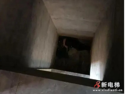 湖南一裝空調的男子意外墜入自建房電梯井！不幸身亡！