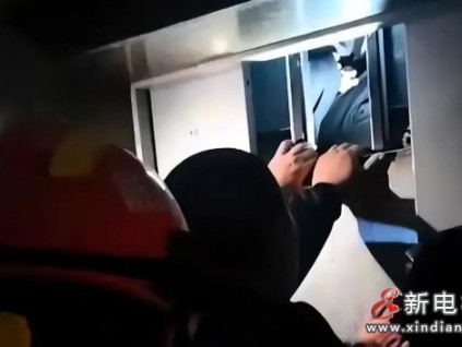 貴州興義某小區(qū)電梯連沖17層，7歲男孩全身多處骨折！