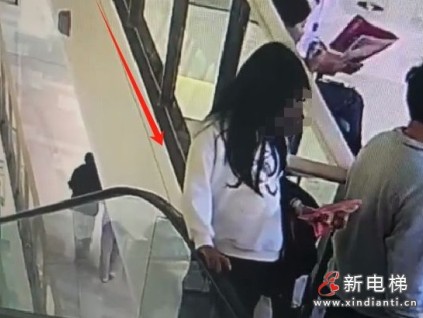 山東濟寧一女生倚靠商場的扶梯玻璃護欄時突然脫落，不幸墜落身亡！