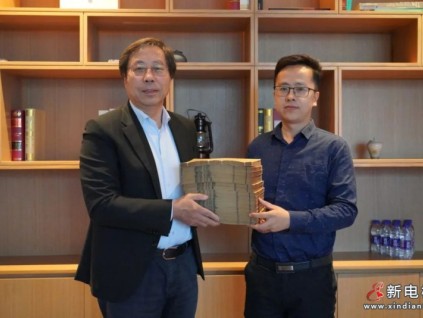 巨人集團(tuán)錢(qián)江董事長(zhǎng)捐贈(zèng)古籍助力南潯區(qū)博物館建設(shè)