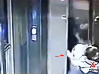 少年踹壞電梯門跌落電梯井墜亡，家屬索賠200萬引熱議