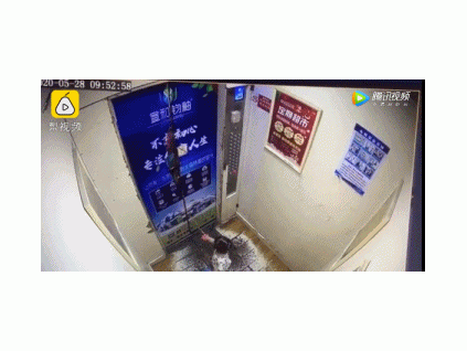 又一起兒童事故，2歲女童被牽引繩懸掛電梯，粗心父母何其多