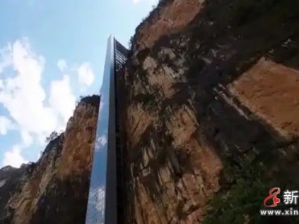 云南尼珠河大峽谷觀光電梯：孩子們可以乘坐“空中校車”上下學(xué)