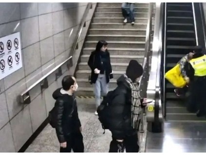 安全提醒！老年人和攜帶較多行李的人乘坐扶梯時要注意安全