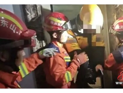 山東濱州一名外賣員深夜被困電梯，看救援過程