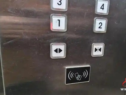 電梯換新并改為刷卡乘坐 這一變化給業(yè)主們帶來了不便，特別是快遞和外賣配送