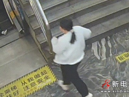 湖南邵陽一歲幼童在玩耍時摔倒手指被扶梯夾斷并卷走