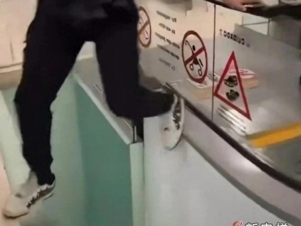 黑龍江商場一小伙為撿帽子，跳入扶梯縫隙，結果踩空摔傷