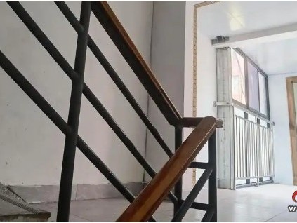 四川樂(lè)山加裝電梯的入戶方式引發(fā)矛盾 平層入戶?、半層入戶?？爭(zhēng)議仍在調(diào)解中