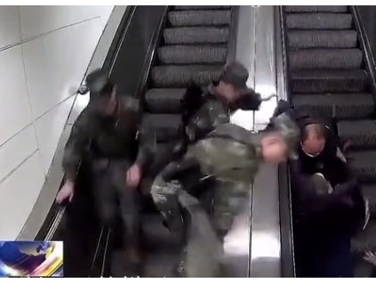 暖心的一幕被刷屏 成都武警飛身一躍扶梯救起摔倒老人
