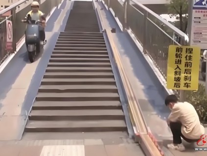 深圳一人行天橋裝“電動車電梯”，引發(fā)市民熱議